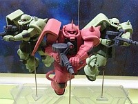 アニメOPのジオン軍をイメージした「ガンダム DX組立式ザクディスプレイモデル」展示