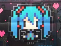 ドット絵のミクが可愛い「初音ミク×スペースインベーダー スクウェアポーチ」